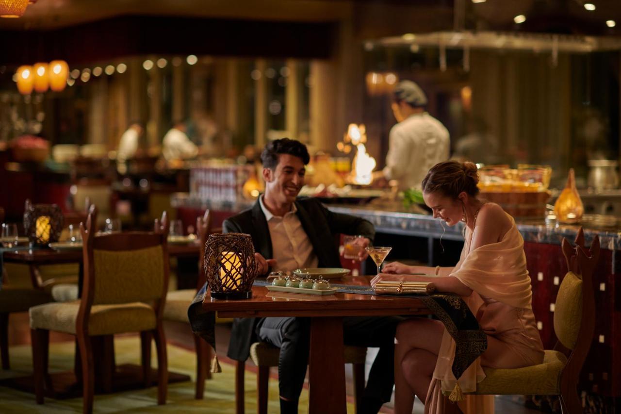 Grand Hyatt Doha Hotel & Villas Eksteriør billede A couple dining at the restaurant
