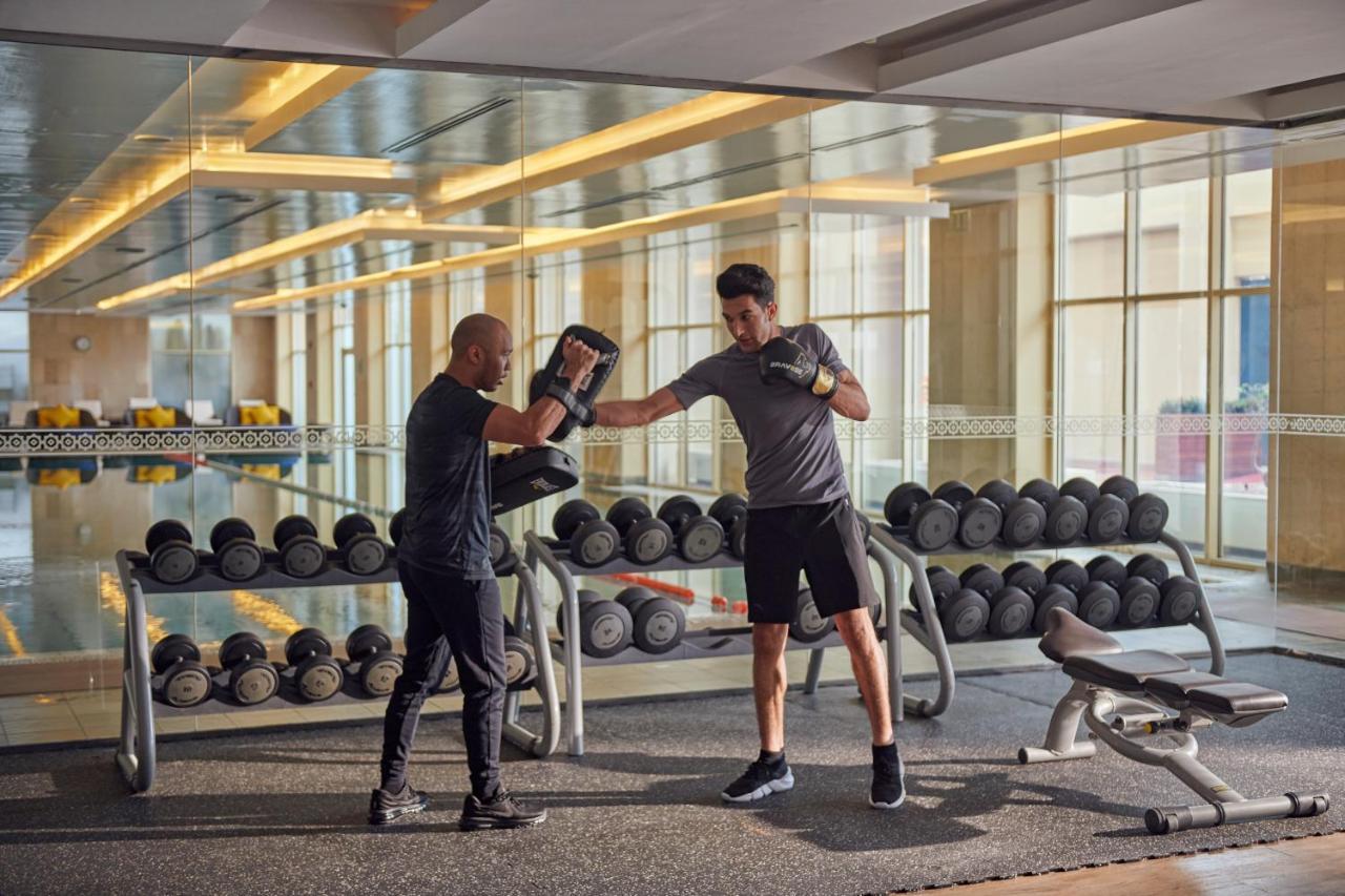 Grand Hyatt Doha Hotel & Villas Eksteriør billede Personal trainer with a client