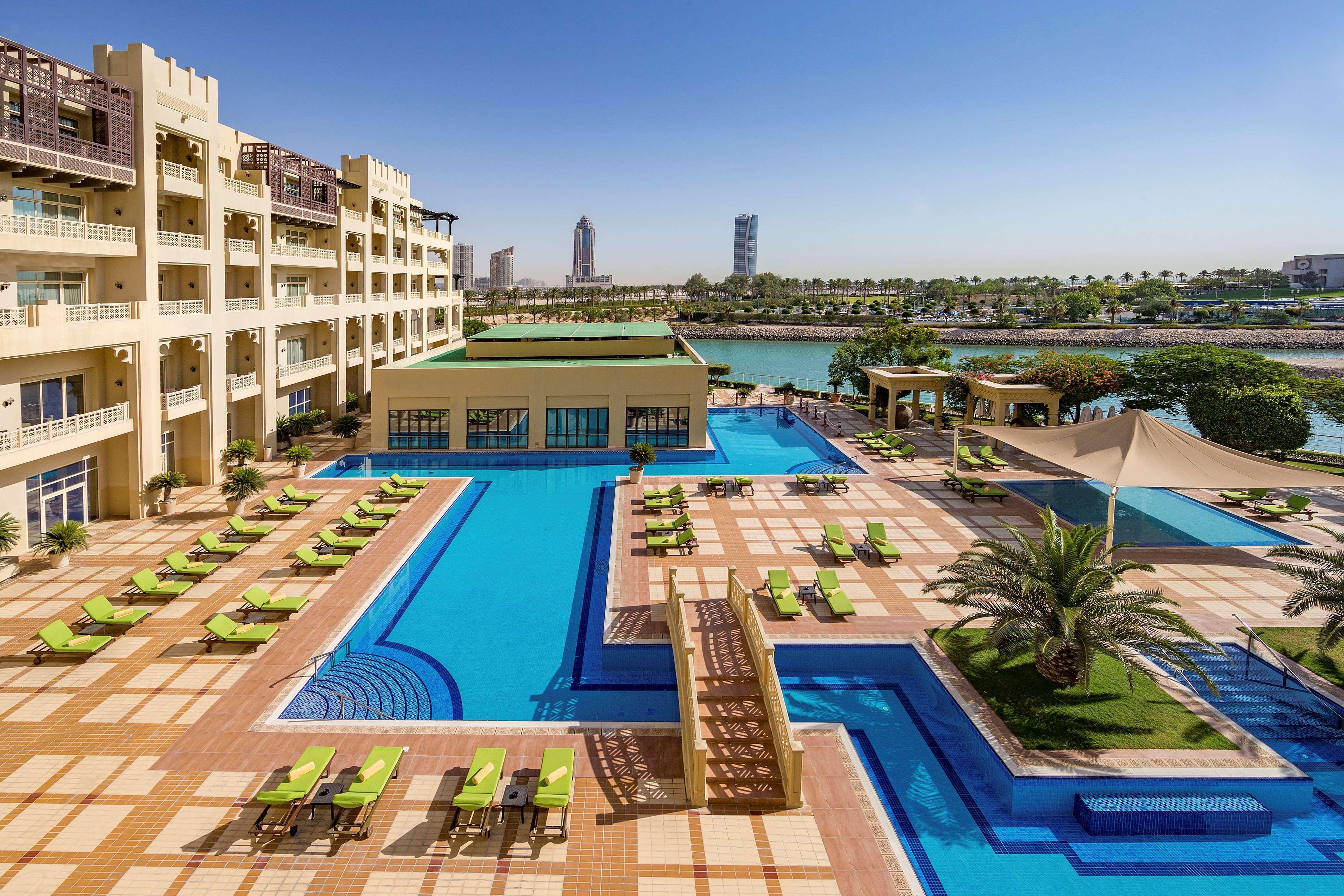 Grand Hyatt Doha Hotel & Villas Eksteriør billede The swimming pool at the Jumeirah Lakes Towers