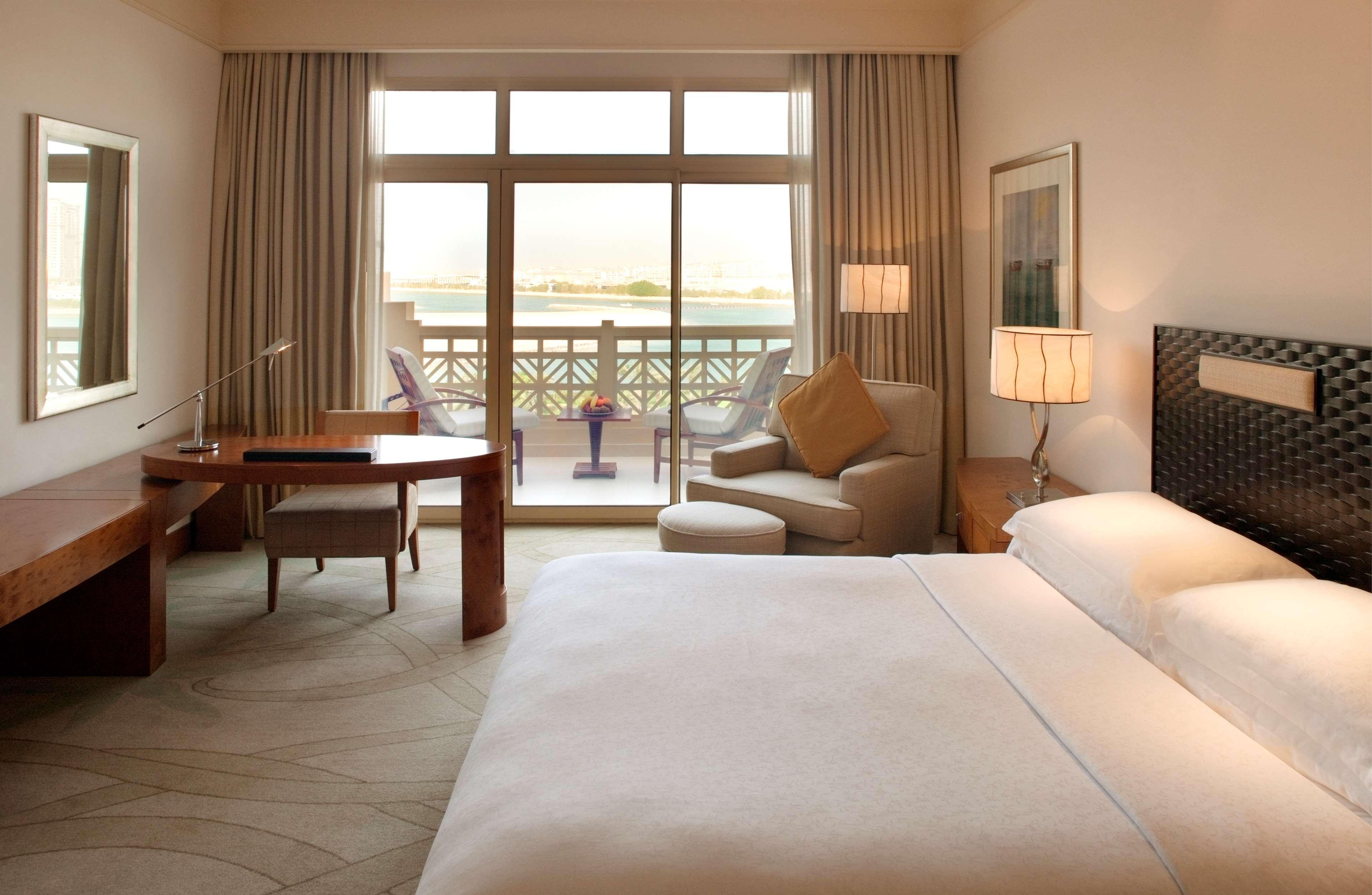 Grand Hyatt Doha Hotel & Villas Eksteriør billede A guest room at the Jumeirah Beach Hotel
