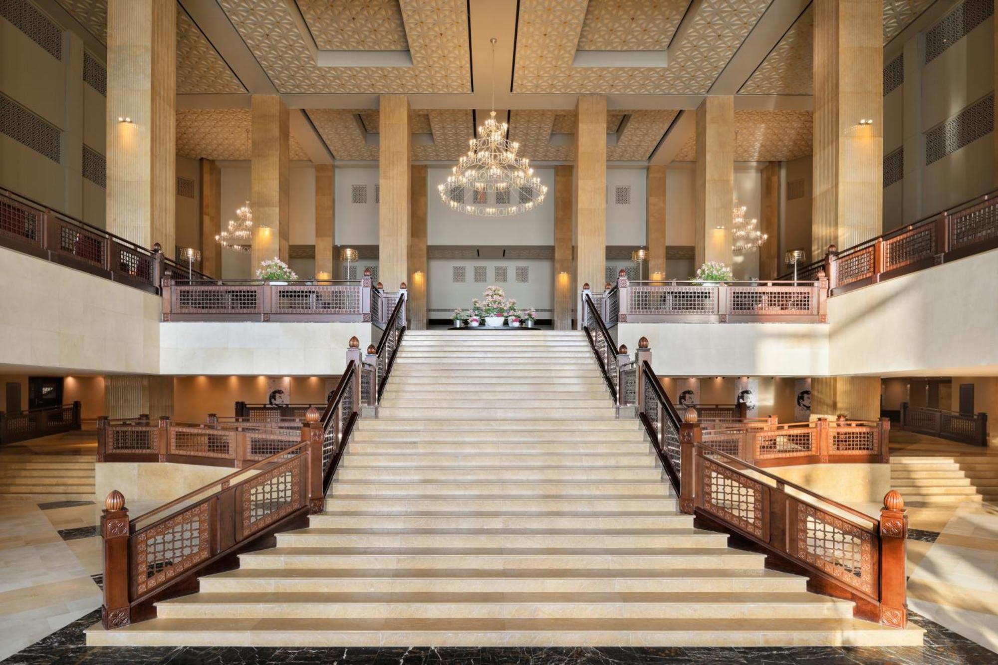Grand Hyatt Doha Hotel & Villas Eksteriør billede The main staircase at the Ritz-Carlton, DIFC