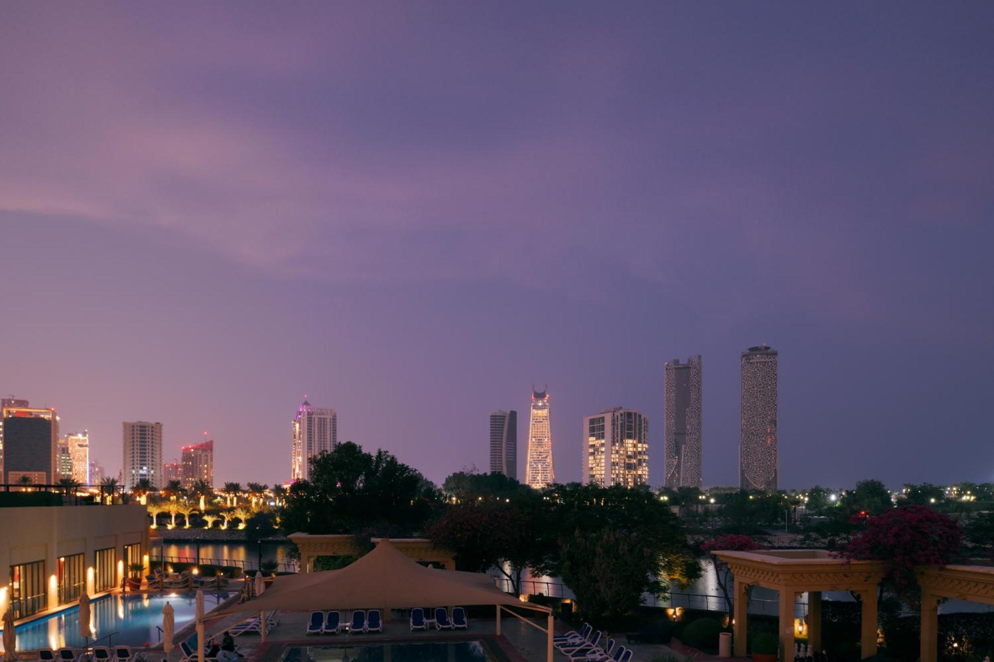 Grand Hyatt Doha Hotel & Villas Eksteriør billede View of the city at night
