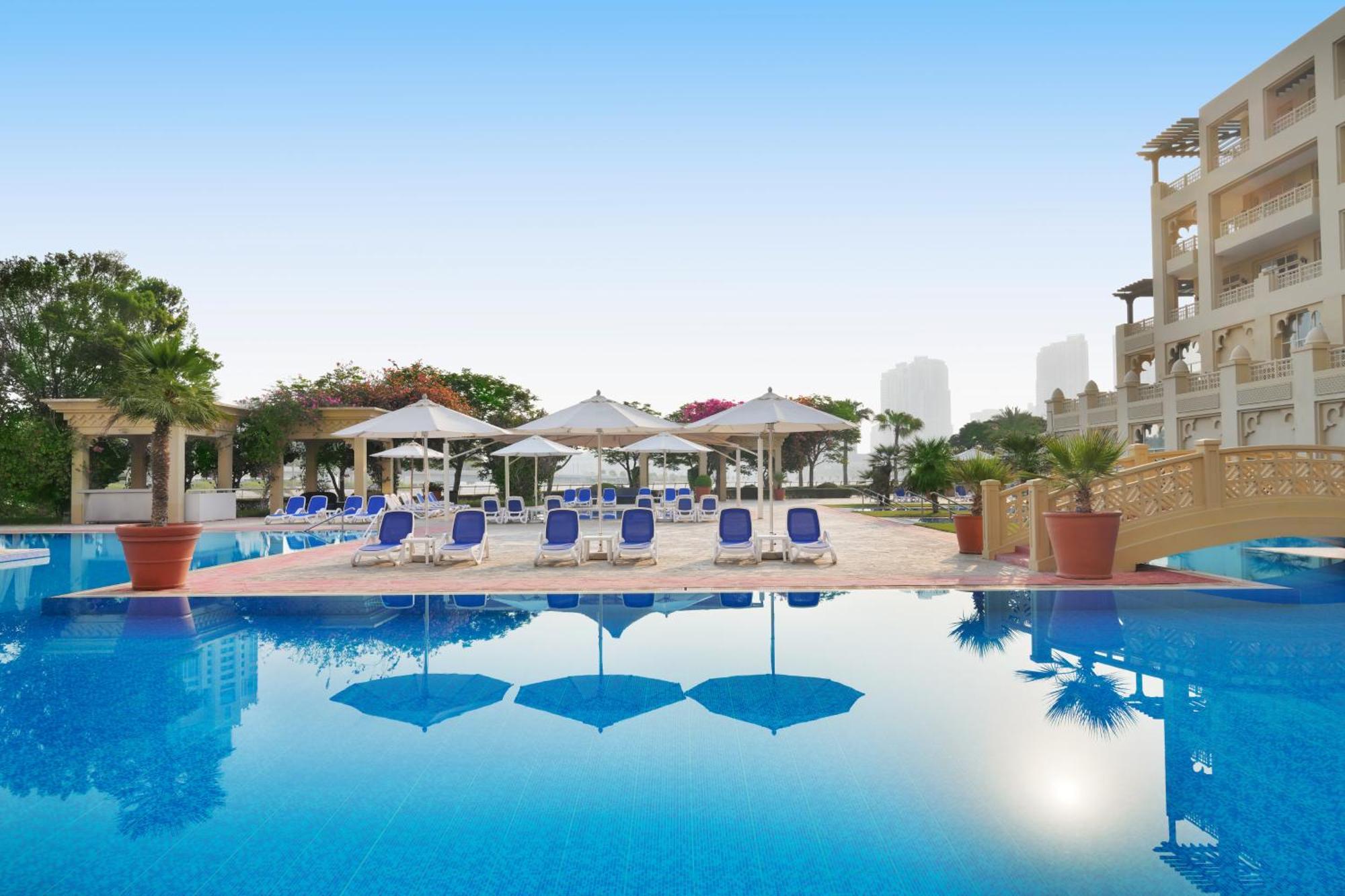 Grand Hyatt Doha Hotel & Villas Eksteriør billede The swimming pool at the Jumeirah Creekside